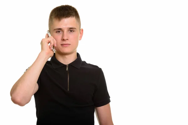 Jonge blanke man aan het praten op mobiele telefoon — Stockfoto
