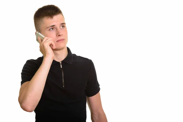 Νεαρός Καυκάσιος μιλάει στο κινητό ενώ σκέφτεται — Φωτογραφία Αρχείου