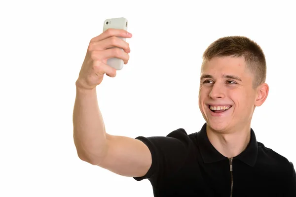 Gelukkig Kaukasische jongeman glimlachend en het nemen van de selfie met mobile — Stockfoto