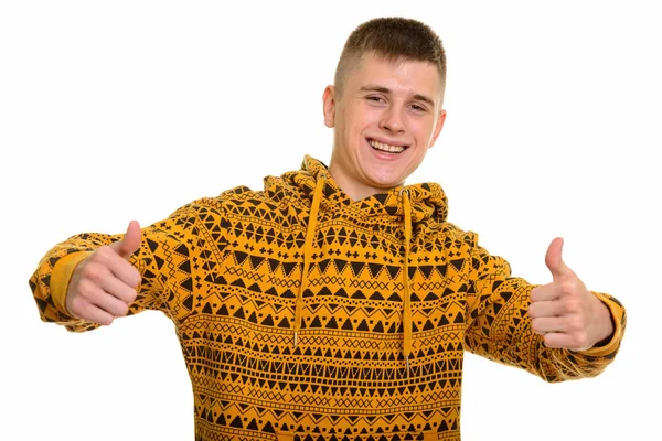 Νεαρός ευτυχισμένος Καυκάσιος άντρας χαμογελάει και σηκώνει τα χέρια — Φωτογραφία Αρχείου