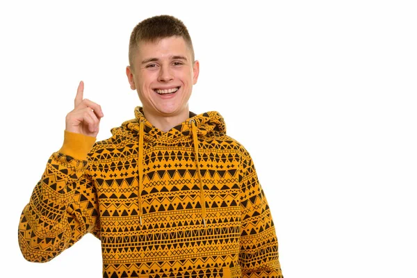 Νεαρός ευτυχισμένος Καυκάσιος άντρας χαμογελάει και δείχνει το δάχτυλο — Φωτογραφία Αρχείου