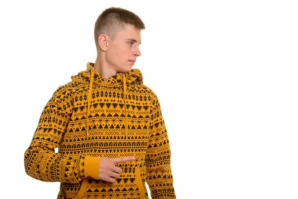 Profilbild eines jungen kaukasischen Mannes, der auf die Seite schaut und zeigt — Stockfoto