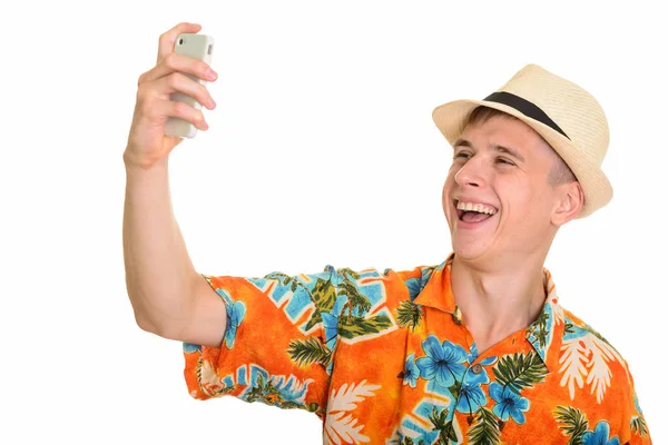 Jovem homem caucasiano feliz sorrindo e tomando selfie com celular — Fotografia de Stock
