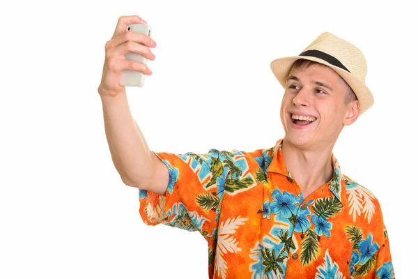 Jeune homme heureux caucasien souriant et prenant selfie avec mobile — Photo