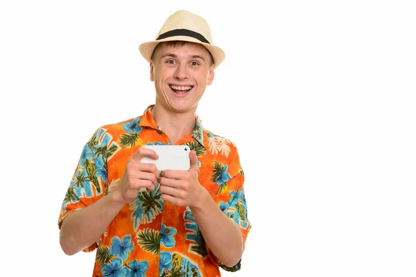 Jovem homem caucasiano feliz sorrindo e tirando foto com celular — Fotografia de Stock