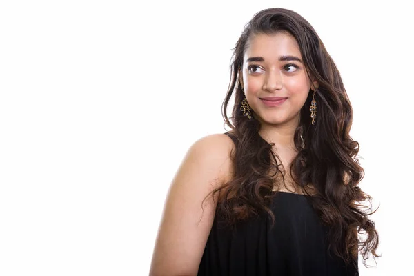 Jovem Bela Mulher Indiana Pensando Enquanto Olha Para Distância — Fotografia de Stock