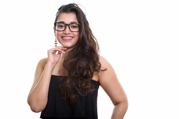 Fiatal Boldog Indiai Mosolyog Miközben Szemüveget Visel Kezével Állán — Stock Fotó