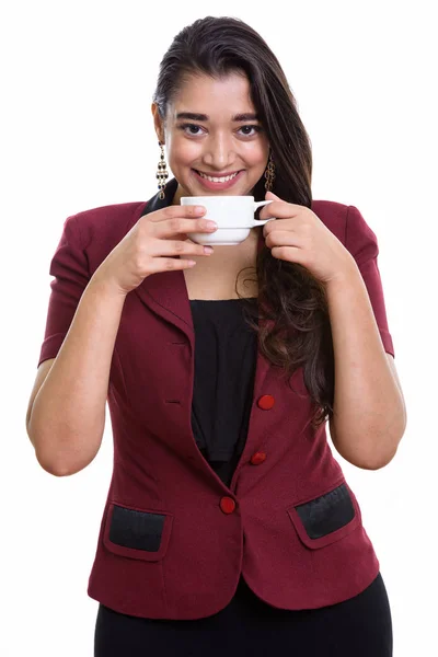 Studioaufnahme Einer Jungen Glücklichen Indischen Geschäftsfrau Die Beim Kaffeetrinken Lächelt — Stockfoto