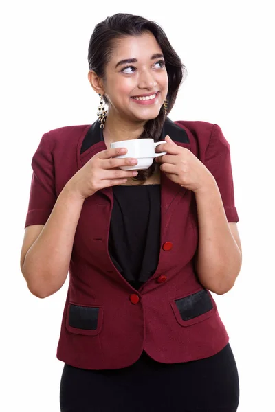Młoda Szczęśliwa Indyjska Bizneswoman Uśmiecha Się Myśląc Trzymając Filiżankę Kawy — Zdjęcie stockowe