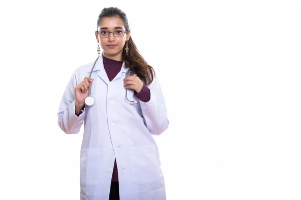 年轻美丽的印度女医生举着听诊器站着 — 图库照片