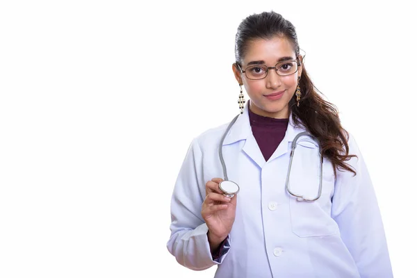 年轻美丽的印度女医生举着听诊器的摄影棚照片 — 图库照片