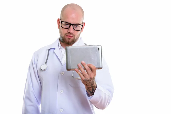 Στιγμιότυπο Από Νεαρό Φαλακρό Μυώδη Άνδρα Γιατρό Χρησιμοποιώντας Ψηφιακό Δισκίο — Φωτογραφία Αρχείου