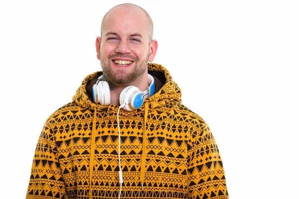工作室拍摄年轻快乐的秃头肌肉男戴着耳机在脖子上笑的照片 — 图库照片