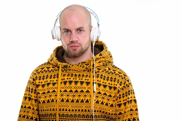 Студійний Знімок Молодого Лисого Язистого Чоловіка Слухає Музику — стокове фото