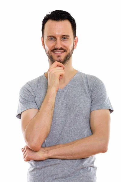 Studio Shot Van Gelukkige Jongeman Glimlachen Terwijl Het Denken — Stockfoto