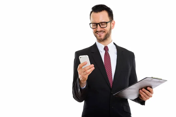 Estudio Disparo Joven Empresario Feliz Sonriendo Sujetando Portapapeles Mientras Utiliza — Foto de Stock