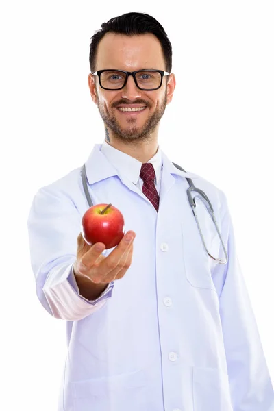 Студийный Снимок Счастливого Молодого Человека Доктор Улыбается Давая Красное Яблоко — стоковое фото