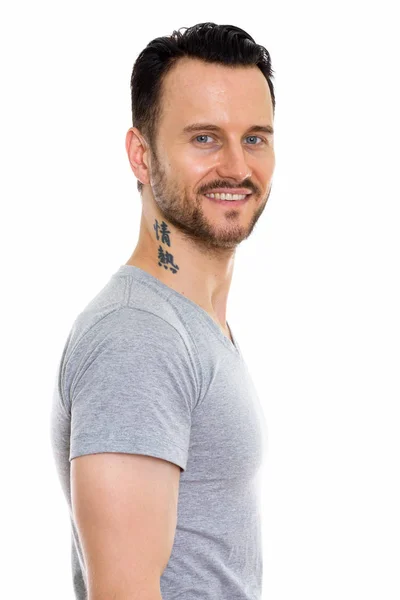 Studio Záběr Šťastný Mladý Muž Usmívá Tetováním Krku — Stock fotografie