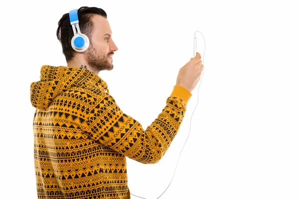 Profilansicht Eines Jungen Mannes Der Sein Mobiltelefon Benutzt Während Musik — Stockfoto