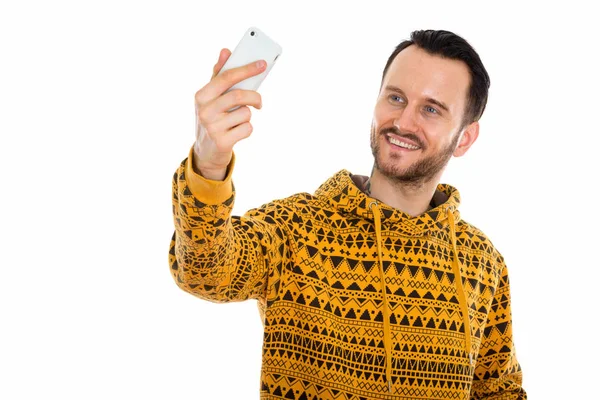 Studio Shot Van Gelukkige Jongeman Glimlachen Terwijl Het Nemen Van — Stockfoto