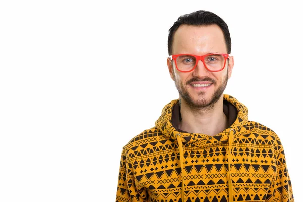 Estudio Tiro Joven Feliz Sonriendo Mientras Llevaba Gafas Rojas —  Fotos de Stock