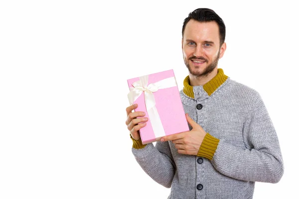 工作室拍摄的快乐的年轻人微笑着拿着礼品盒准备迎接情人节 — 图库照片