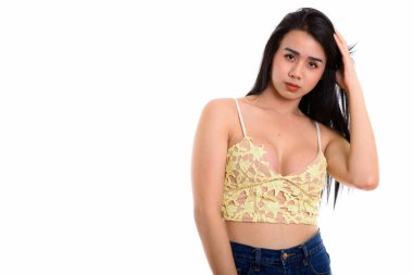 Genç Asyalı transseksüel kadının saçını tararken çekilmiş bir fotoğraf.