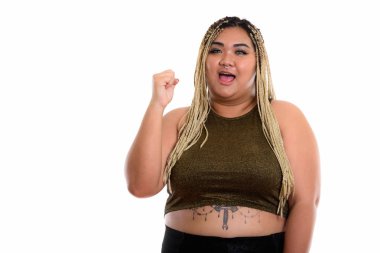 Sırtını göstererek gülümseyen genç, mutlu Asyalı kadının stüdyo fotoğrafı.