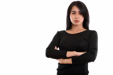 Kolları çapraz genç Asyalı transseksüel kadının stüdyo fotoğrafı.