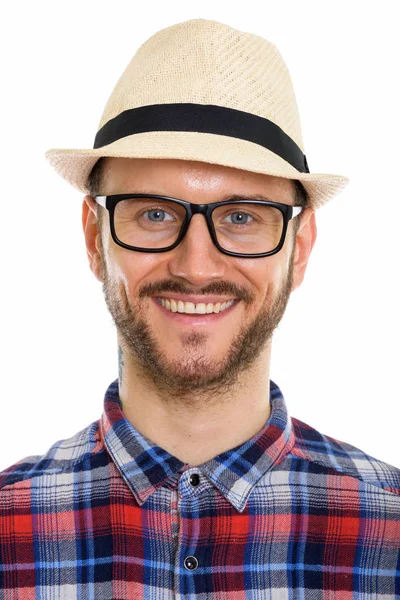 Wajah Pemuda Yang Bahagia Tersenyum Sambil Mengenakan Topi Dan Kacamata — Stok Foto