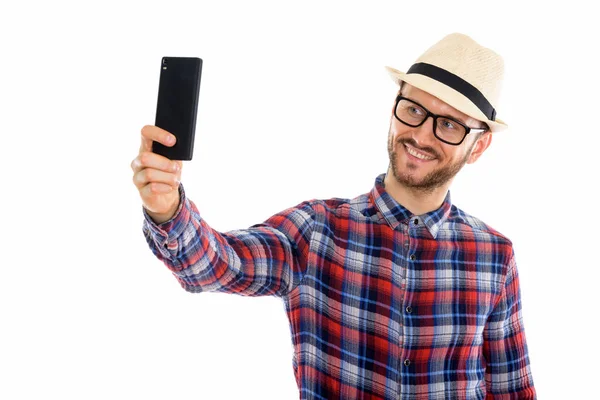 Студийный Снимок Счастливого Молодого Человека Улыбающегося Время Съемки Селфи Мобильного — стоковое фото