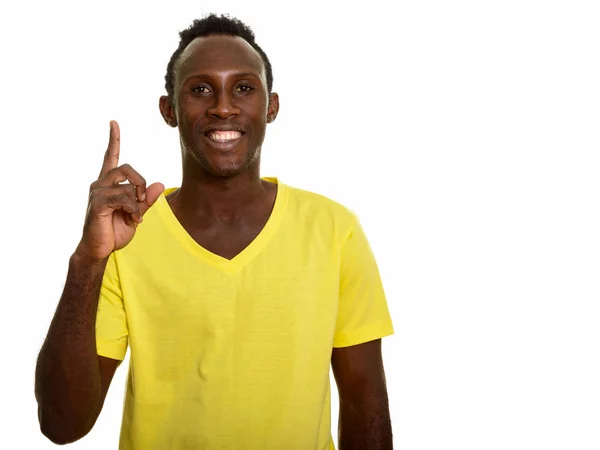 Νεαρός Ευτυχισμένος Αφρικανός Χαμογελάει Και Δείχνει Δάχτυλο Ψηλά — Φωτογραφία Αρχείου