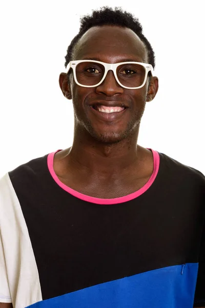 Twarz Młodego Szczęśliwego Czarnego Afrykanina Uśmiechającego Się — Zdjęcie stockowe