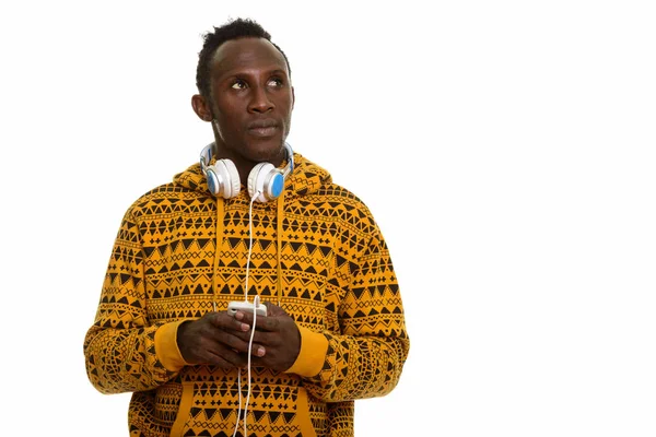 Boynunda Kulaklık Varken Cep Telefonu Tutan Düşünceli Bir Afrikalı Genç — Stok fotoğraf