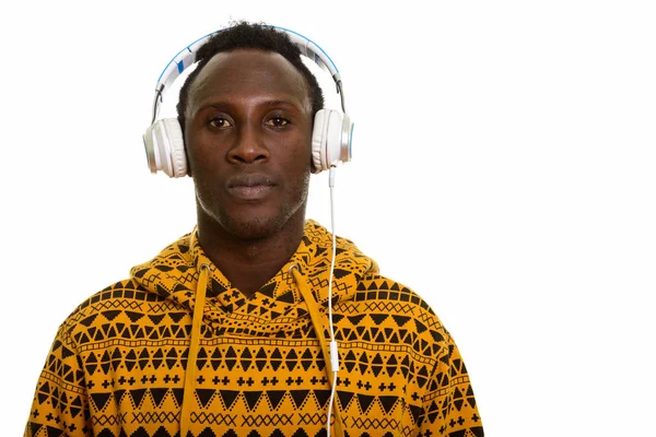 若い黒人アフリカ人男性が音楽を聴く — ストック写真