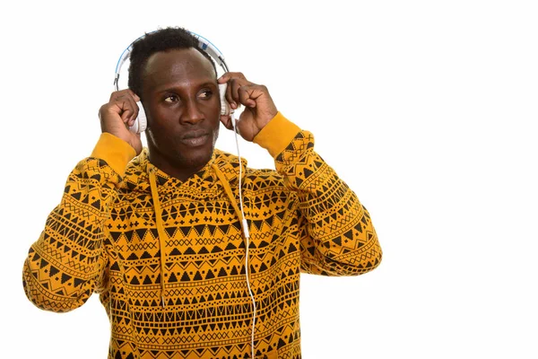 Genç Siyahi Afrikalı Adam Kulaklık Tutuyor Düşünürken Müzik Dinliyor — Stok fotoğraf