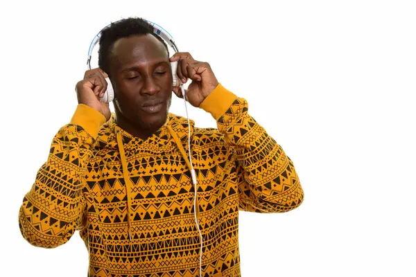 Genç Siyah Afrikalı Adam Gözleri Kapalı Müzik Dinliyor — Stok fotoğraf