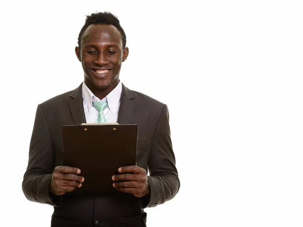 Młody Szczęśliwy Czarny Afrykański Biznesmen Uśmiecha Się Podczas Czytania Schowku — Zdjęcie stockowe