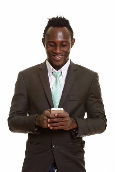 年轻快乐的非洲黑人商人一边笑一边用手机 — 图库照片
