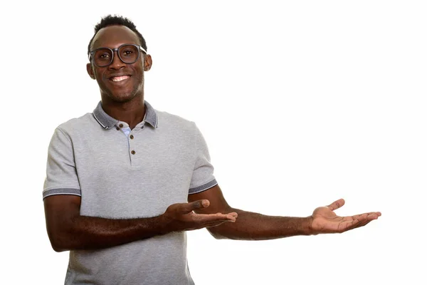 Jovem Homem Africano Feliz Sorrindo Mostrando Algo — Fotografia de Stock