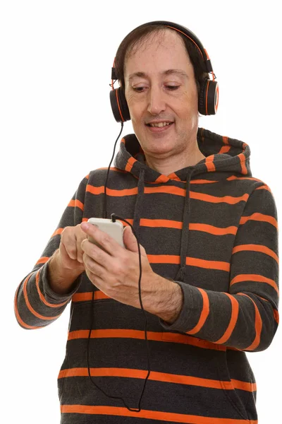 Estudio Tiro Hombre Maduro Feliz Sonriendo Mientras Utiliza Teléfono Móvil —  Fotos de Stock