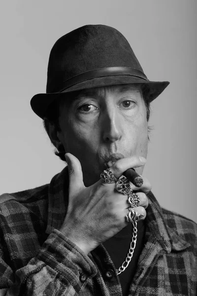 Visage Gangster Mature Homme Fumant Cigare Noir Blanc — Photo