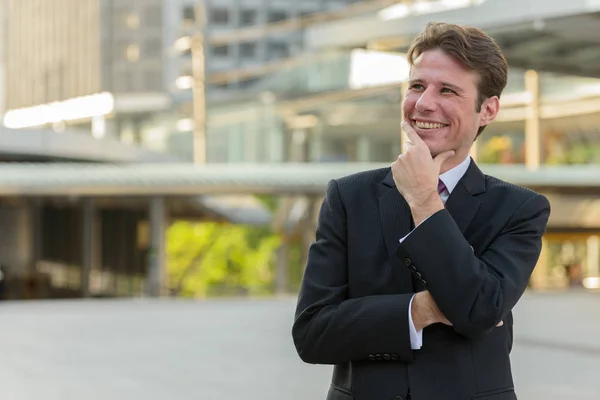 Feliz Hombre Negocios Sonriendo Pensando Frente Edificio Moderno Ciudad Bangkok — Foto de Stock