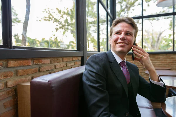 Feliz Hombre Negocios Reflexivo Sonriendo Hablando Por Teléfono Móvil Cafetería — Foto de Stock