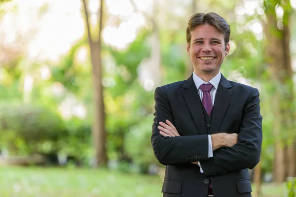 Feliz Empresario Sonriendo Con Los Brazos Cruzados Parque Ciudad Bangkok — Foto de Stock