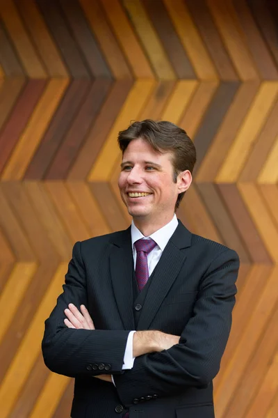 Feliz Hombre Negocios Sonriendo Pensando Con Los Brazos Cruzados Contra — Foto de Stock