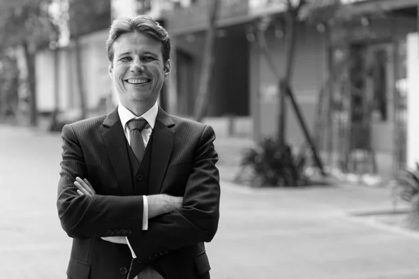 Feliz Hombre Negocios Sonriendo Con Los Brazos Cruzados Aire Libre — Foto de Stock