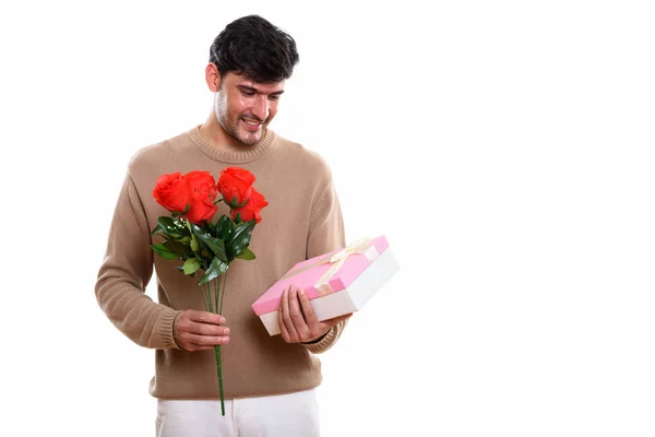 Щасливий Перський Чоловік Посміхається Дивлячись Червоні Троянди Скриньку Подарунками Готову — стокове фото