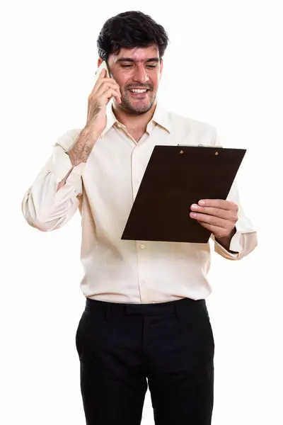 Молодой Счастливый Персидский Бизнесмен Улыбается Читает Планшете Разговаривая Мобильному Телефону — стоковое фото