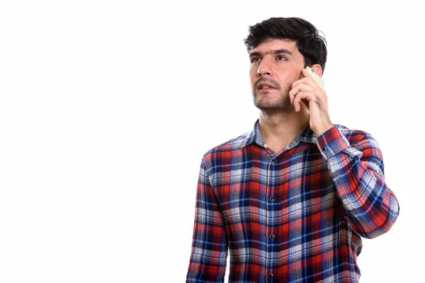 Студийный Снимок Молодого Перса Разговаривающего Мобильному Телефону Думающего Смотрящего Вверх — стоковое фото
